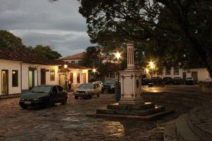 Largo das Forras à noite. Tiradentes, Minas Gerais. Imagem: Erik Pzado
