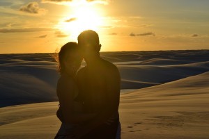 O casal Alcides e Paula também escolheram os Lençóis Maranhenses para emoldurar o amor dos dois, com um pôr do sol sensacional!