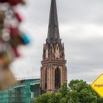 Catedral em foco e cadeados da Eiserner Steg. Imagem: Erik Araújo