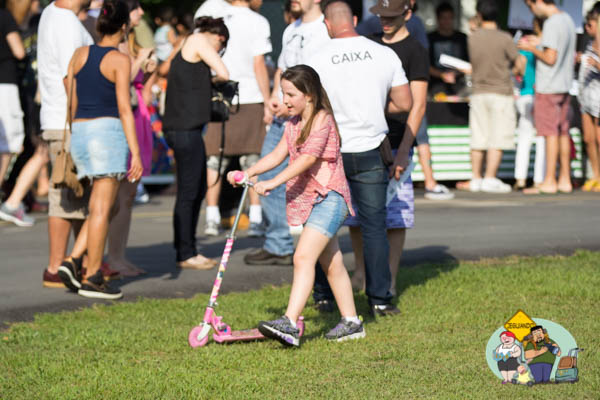 Criança brincando na Praça. Imagem: Erik Araújo