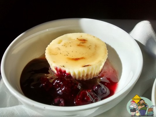 Panna cotta com compota de frutas. Imagem: Erik Araújo