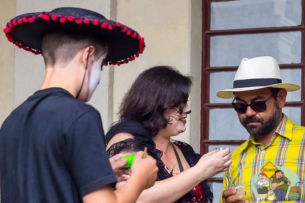 Família caracterizada de catrinas. Imagem: Erik Araújo