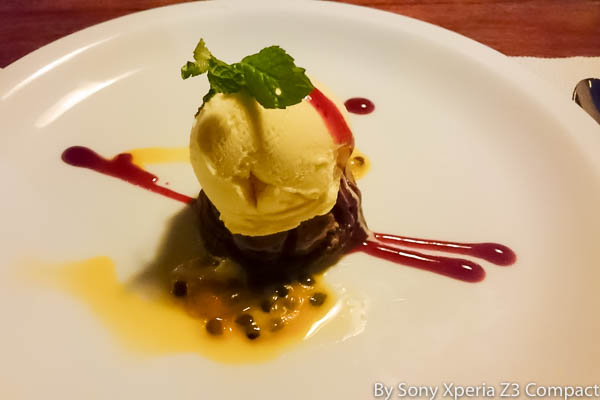 Bolinho de chocolate sem glúten e sorvete com calda de frutas. Imagem: Erik Araújo