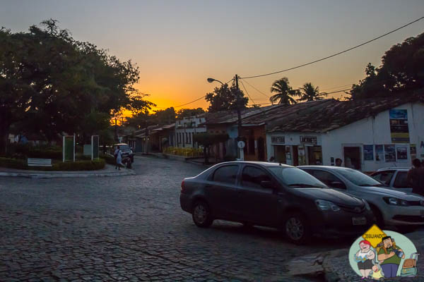 Poente na praça em Arraial d'Ajuda. Imagem: Erik Araújo