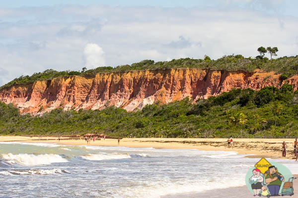 As barreiras vermelhas na Praia da Pitinga. Imagem: Erik Araújo